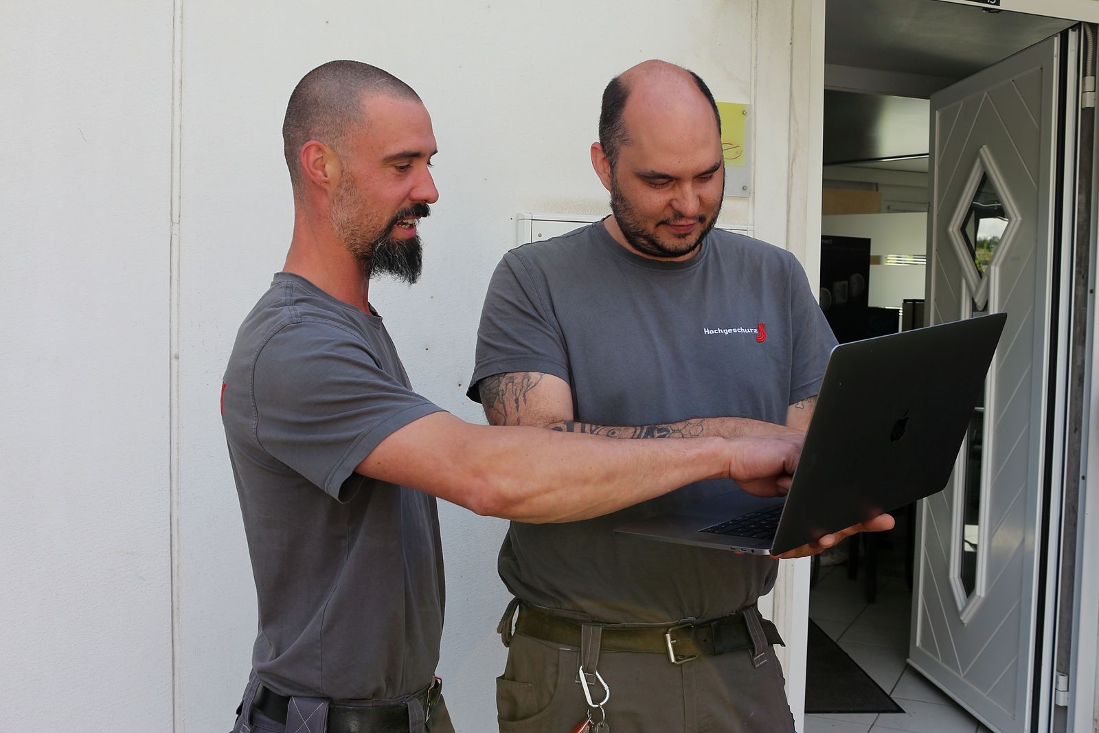 Zwei Kollegen planen einen Auftrag am Laptop