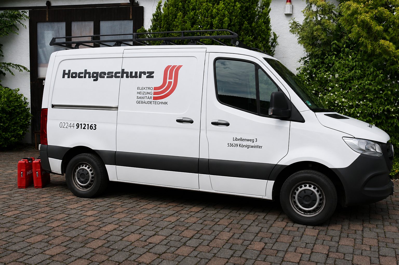 Servicefahrzeug von Hochgeschurz Haustechnik mit Telefonnummer und Anschrift in Königswinter